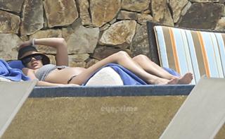 Jessica Alba feet photo thumbnail