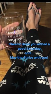 Angela Kinsey feet photo thumbnail