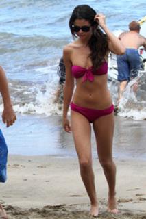 Selena Gomez feet photo thumbnail