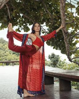 Isis Valverde feet photo thumbnail