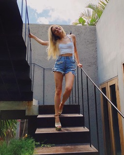 Kelsea Ballerini feet photo thumbnail