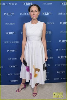 Minnie Driver feet photo thumbnail
