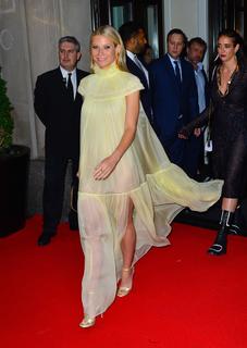 Gwyneth Paltrow feet photo thumbnail