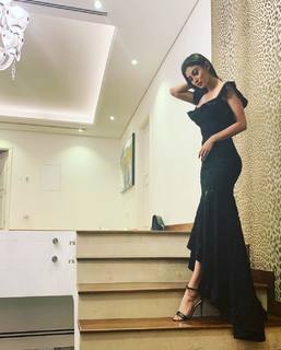 Mouni Roy feet photo thumbnail
