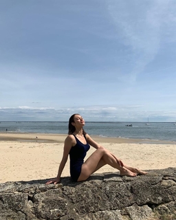 Olga Kurylenko feet photo thumbnail