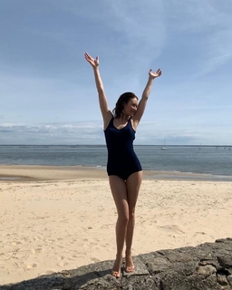 Olga Kurylenko feet photo thumbnail