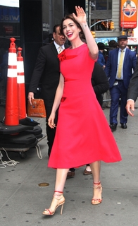 Anne Hathaway feet photo thumbnail