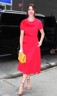 Anne Hathaway feet photo thumbnail