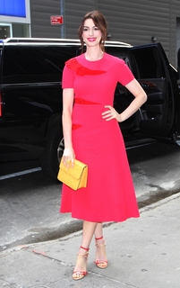 Anne Hathaway feet photo thumbnail