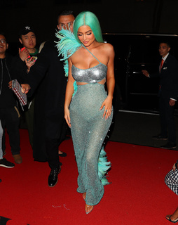 Kylie Jenner feet photo thumbnail