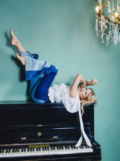 Kylie Minogue feet photo thumbnail