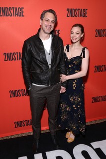 Amanda Seyfried feet photo thumbnail