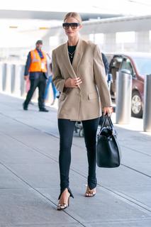 Rosie Huntington-Whiteley feet photo thumbnail