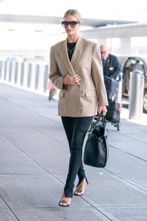 Rosie Huntington-Whiteley feet photo thumbnail