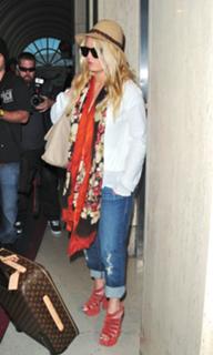 Jessica Simpson feet photo thumbnail