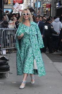 Katy Perry feet photo thumbnail