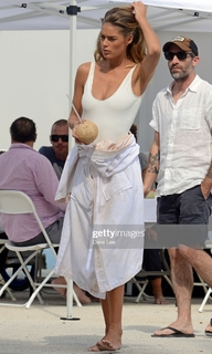 Doutzen Kroes feet photo thumbnail