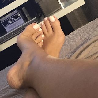 Karin Klemp feet photo thumbnail