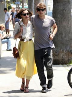 Keira Knightley feet photo thumbnail