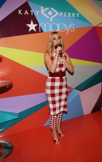 Katy Perry feet photo thumbnail