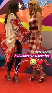 Katy Perry feet photo thumbnail