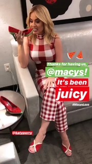 Katy Perry feet photo thumbnail