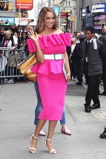 Tyra Banks feet photo thumbnail