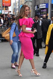 Tyra Banks feet photo thumbnail