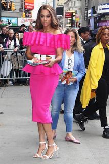 Tyra Banks feet photo thumbnail