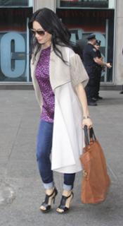 Lucy Liu feet photo thumbnail