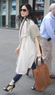 Lucy Liu feet photo thumbnail
