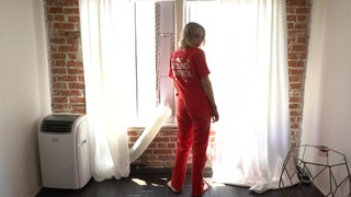 Chloe Fineman feet photo 3