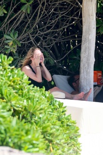 Heather Graham feet photo thumbnail