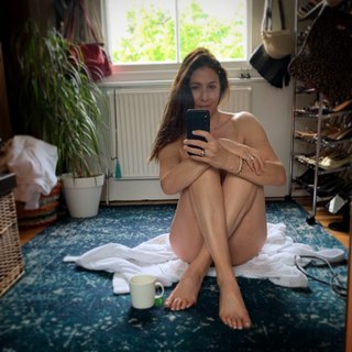 Lisa Snowdon feet photo thumbnail