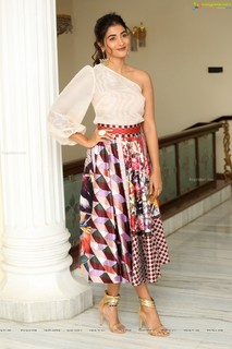 Pooja Hegde feet photo thumbnail