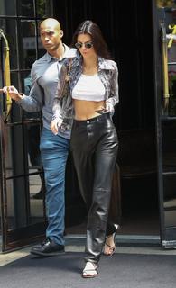 Kendall Jenner feet photo thumbnail