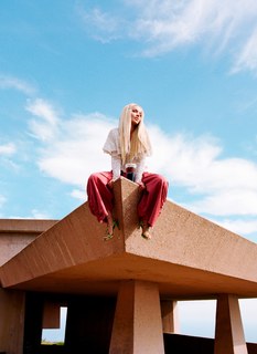 Dove Cameron feet photo thumbnail