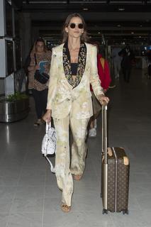 Izabel Goulart feet photo thumbnail
