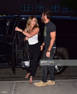 Jennifer Aniston feet photo thumbnail