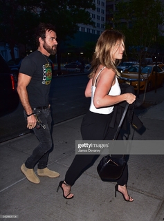 Jennifer Aniston feet photo thumbnail