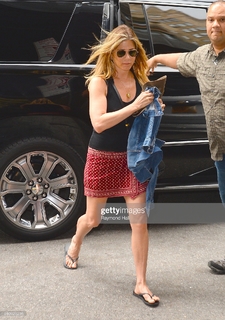 Jennifer Aniston feet photo thumbnail