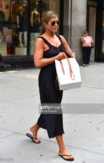 Jennifer Aniston feet photo thumbnail