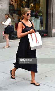 Jennifer Aniston feet photo thumbnail