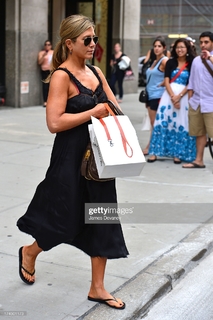 Jennifer Aniston feet photo thumbnail