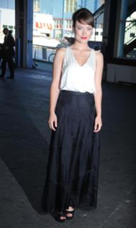 Olivia Wilde feet photo thumbnail