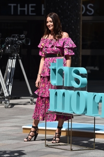 Lisa Snowdon feet photo thumbnail