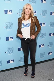 Emily Osment feet photo thumbnail