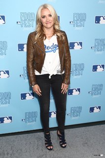 Emily Osment feet photo thumbnail
