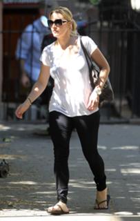 Kate Winslet feet photo thumbnail