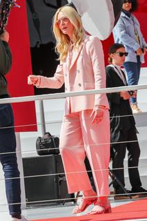 Elle Fanning feet photo thumbnail